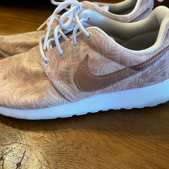 NIKE Pink Patterned Sneakers - Picture 2 of 5